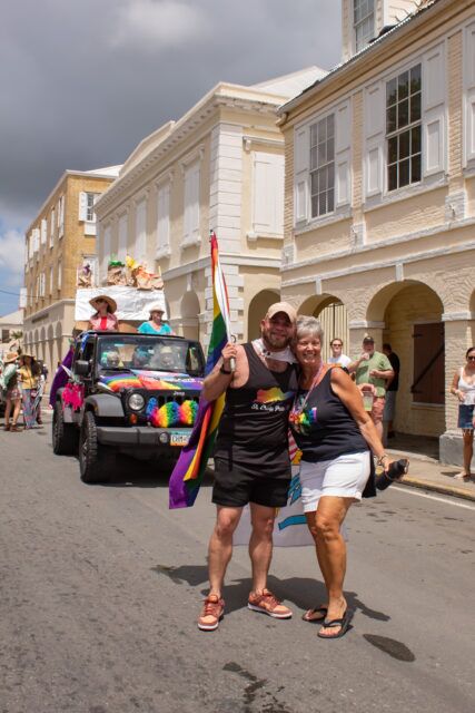 Découvrez 12 destinations LGBTQ+ Pride à visiter en 2026, de la Thaïlande et Vienne à Baltimore, Tulsa et les îles Vierges américaines.