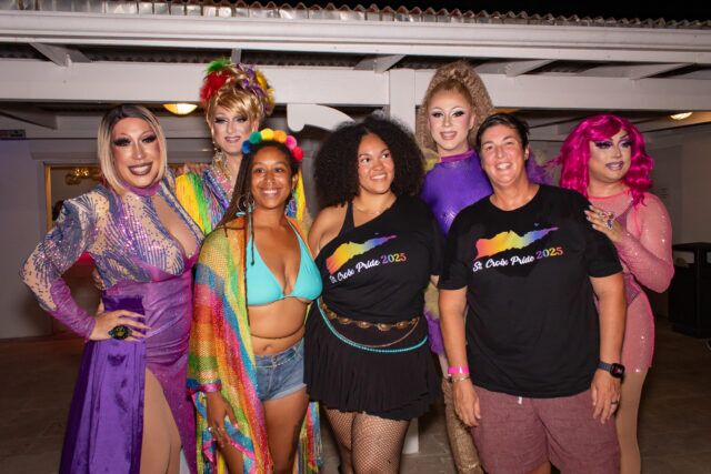 Découvrez 12 destinations LGBTQ+ Pride à visiter en 2026, de la Thaïlande et Vienne à Baltimore, Tulsa et les îles Vierges américaines.