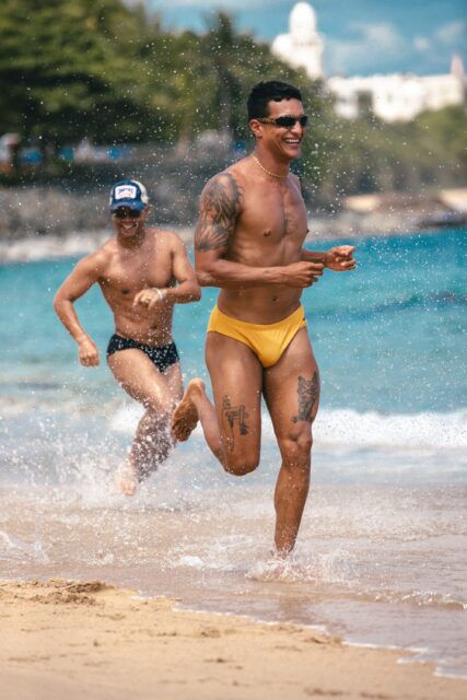 Sniffies a lancé une nouvelle collection Summer Swim comprenant des slips de bain, des débardeurs, des caleçons et des serviettes inspirés des rencontres spontanées et des journées à la plage.