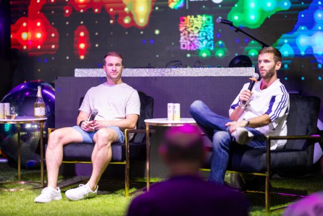 Collin Martin et Matt Hatzke, anciens joueurs de la MLS, au Pride House LA-West Hollywood, sponsorisé par Giesen 0.