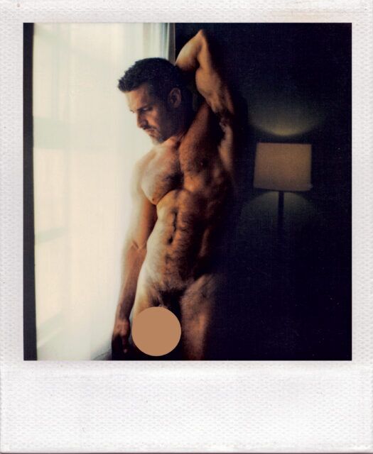 Le photographe et légende de la musique Michael Alago s'adresse à Gayety à propos de Polaroid Encounters, une nouvelle collection célébrant le désir queer avant les applications de rencontres.