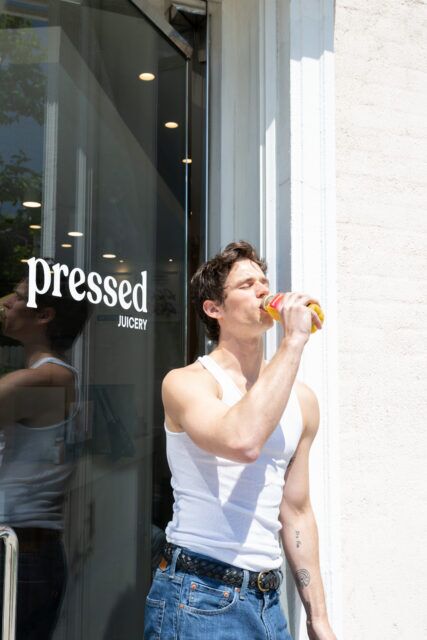 Brandon Flynn discute de la fierté, de l'authenticité, de la santé mentale, de la visibilité queer et de l'importance du soutien à GLITS dans sa campagne Pressed.
