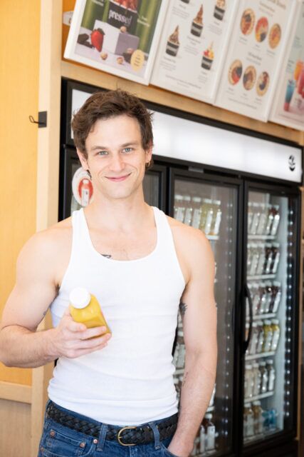 Brandon Flynn discute de la fierté, de l'authenticité, de la santé mentale, de la visibilité queer et de l'importance du soutien à GLITS dans sa campagne Pressed.