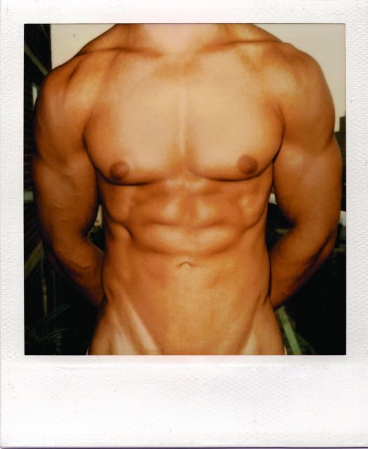 Le photographe et légende de la musique Michael Alago s'adresse à Gayety à propos de Polaroid Encounters, une nouvelle collection célébrant le désir queer avant les applications de rencontres.