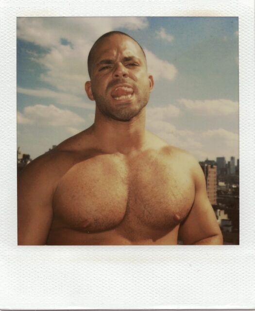 Le photographe et légende de la musique Michael Alago s'adresse à Gayety à propos de Polaroid Encounters, une nouvelle collection célébrant le désir queer avant les applications de rencontres.
