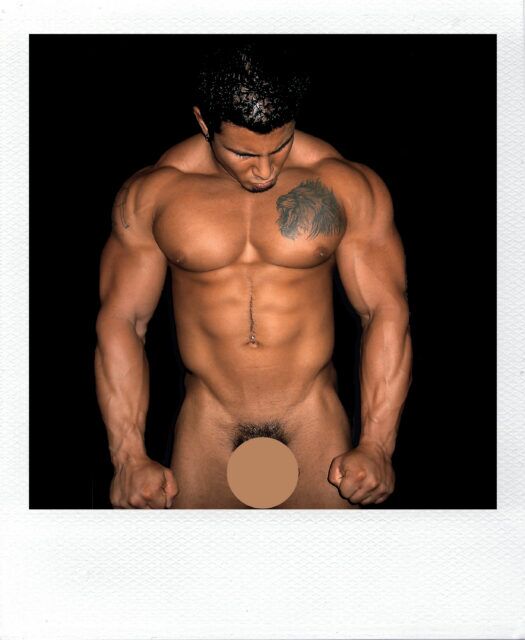 Le photographe et légende de la musique Michael Alago s'adresse à Gayety à propos de Polaroid Encounters, une nouvelle collection célébrant le désir queer avant les applications de rencontres.