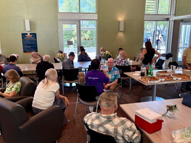 Les seniors LGBTQ+ du Projet Rainbow célèbrent la fierté à West Hollywood avec des pizzas, des histoires et un soutien communautaire grâce au programme de longue date de la JFSLA.