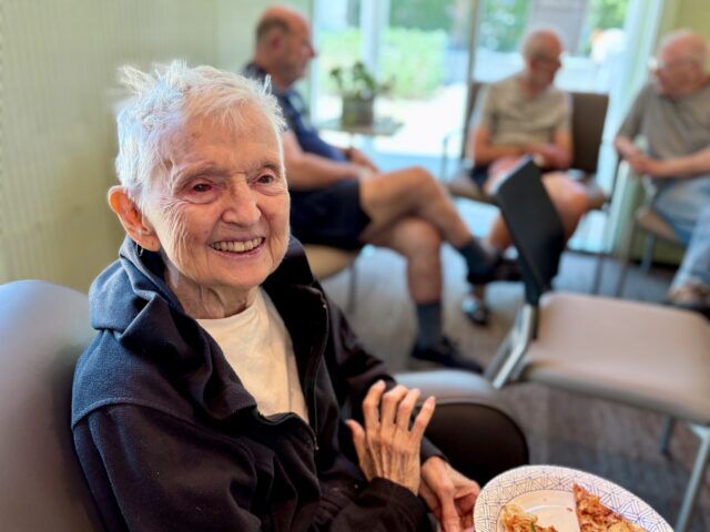 Les seniors LGBTQ+ du Projet Rainbow célèbrent la fierté à West Hollywood avec des pizzas, des histoires et un soutien communautaire grâce au programme de longue date de la JFSLA.