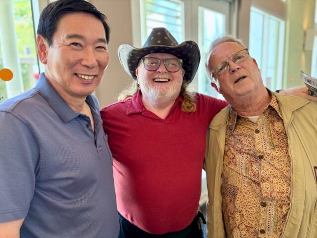 Les seniors LGBTQ+ du Projet Rainbow célèbrent la fierté à West Hollywood avec des pizzas, des histoires et un soutien communautaire grâce au programme de longue date de la JFSLA.