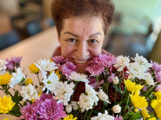 Les seniors LGBTQ+ du Projet Rainbow célèbrent la fierté à West Hollywood avec des pizzas, des histoires et un soutien communautaire grâce au programme de longue date de la JFSLA.