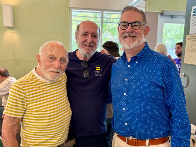 Les seniors LGBTQ+ du Projet Rainbow célèbrent la fierté à West Hollywood avec des pizzas, des histoires et un soutien communautaire grâce au programme de longue date de la JFSLA.