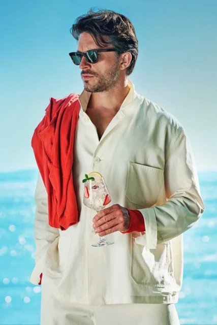 Jonathan Bailey parle de sa nouvelle campagne Martini, des étés italiens et des escapades à vélo.