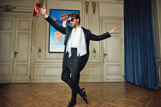 Jonathan Bailey parle de sa nouvelle campagne Martini, des étés italiens et des escapades à vélo.