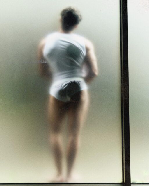 OnlyFans et Louis-Gabriel Nouchi lancent une capsule de mode en édition limitée après la Fashion Week masculine de Paris, associant design audacieux et culture des créateurs.