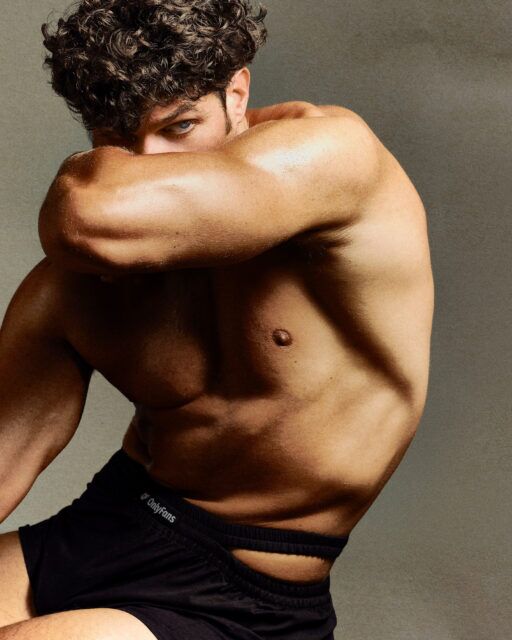 OnlyFans et Louis-Gabriel Nouchi lancent une capsule de mode en édition limitée après la Fashion Week masculine de Paris, associant design audacieux et culture des créateurs.