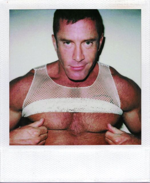 Le photographe et légende de la musique Michael Alago s'adresse à Gayety à propos de Polaroid Encounters, une nouvelle collection célébrant le désir queer avant les applications de rencontres.