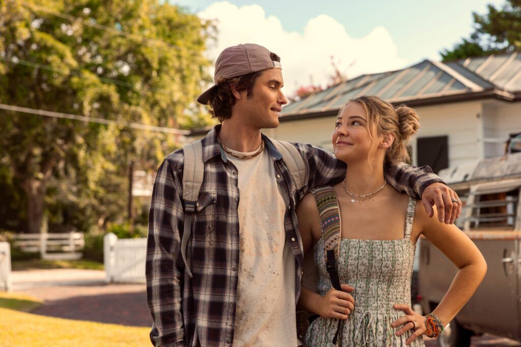 Banques extérieures. (De gauche à droite) Chase Stokes dans le rôle de John B, Madelyn Cline dans le rôle de Sarah Cameron dans l'épisode 503 d'Outer Banks. Cr. © 2026 Jackson Lee Davis/Netflix