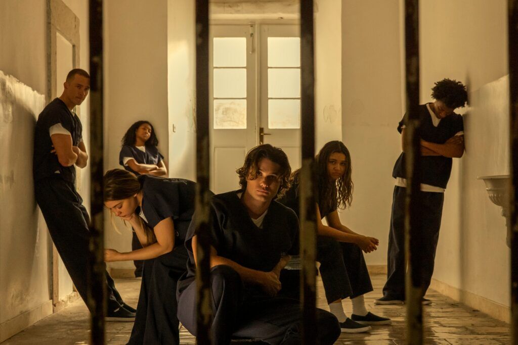 Banques extérieures. (De gauche à droite) Drew Starkey dans le rôle de Rafe, Madelyn Cline dans le rôle de Sarah Cameron, Carlacia Grant dans le rôle de Cleo, Chase Stokes dans le rôle de John B, Madison Bailey dans le rôle de Kiara, Jonathan Daviss dans le rôle du pape dans l'épisode 503 d'Outer Banks. Cr. © 2026 Jackson Lee Davis/Netflix