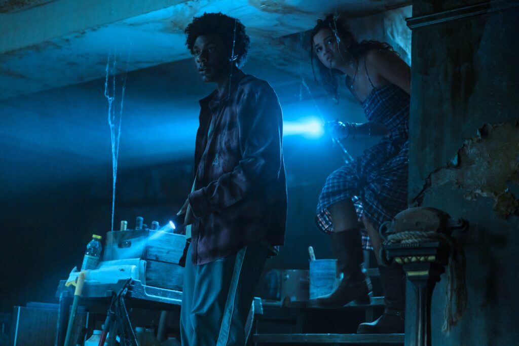 Banques extérieures. (De gauche à droite) Jonathan Daviss dans le rôle du pape, Madison Bailey dans le rôle de Kiara dans l'épisode 505 d'Outer Banks. Cr. © 2026 Jackson Lee Davis/Netflix