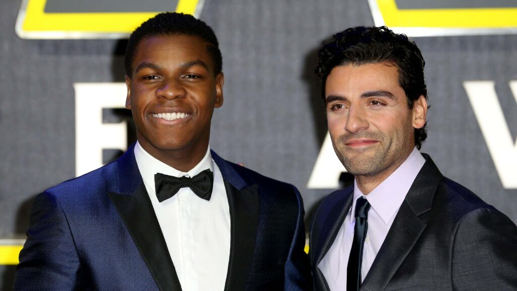 LONDRES, ANGLETERRE - 16 DÉCEMBRE : John Boyega et Oscar Isaac assistent à la première européenne de "Star Wars : Le Réveil de la Force" à Leicester Square le 16 décembre 2015 à Londres, en Angleterre. (Photo de Chris Jackson/Getty Images)