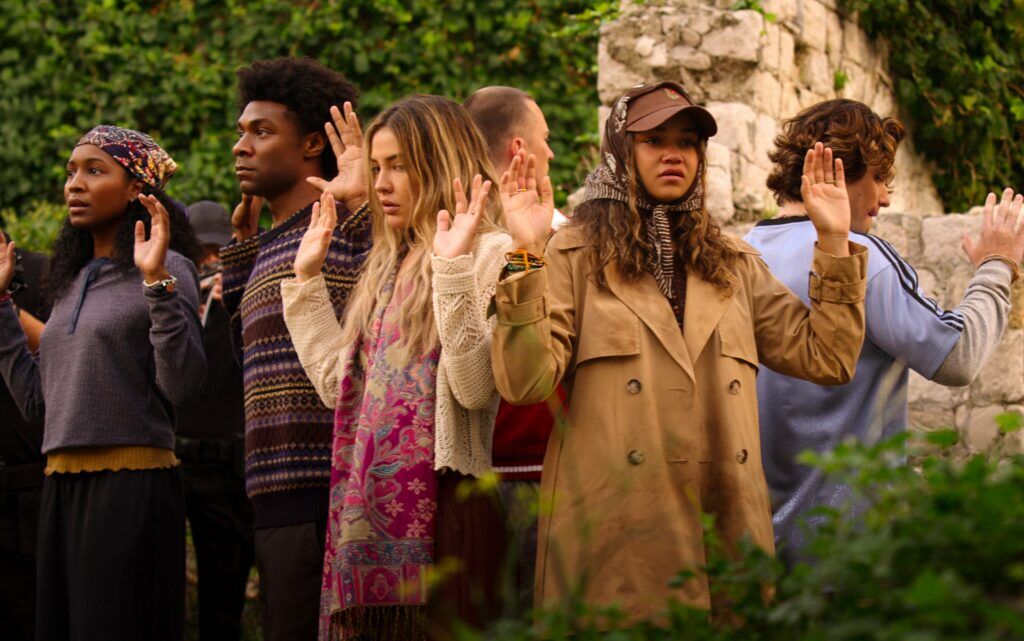 Banques extérieures. (De gauche à droite) Carlacia Grant dans le rôle de Cleo, Jonathan Daviss dans le rôle de Pope, Madelyn Cline dans le rôle de Sarah Cameron, Drew Starkey dans le rôle de Rafe, Madison Bailey dans le rôle de Kiara, Chase Stokes dans le rôle de John B dans l'épisode 503 d'Outer Banks. Cr. Avec l'aimable autorisation de Netflix © 2026