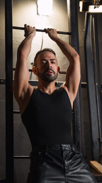 José Alfredo parle à Gayety de la transformation de « PERRO » en « Untamed », du Mois de la fierté, de la libération queer et de l'entrée dans son ère anglophone.