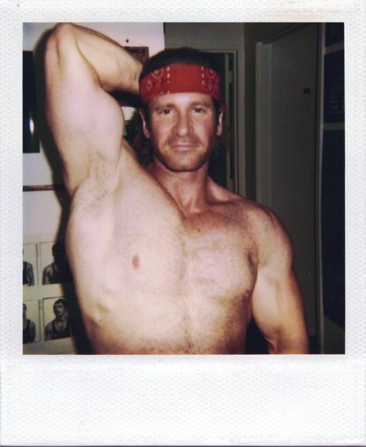 Le photographe et légende de la musique Michael Alago s'adresse à Gayety à propos de Polaroid Encounters, une nouvelle collection célébrant le désir queer avant les applications de rencontres.