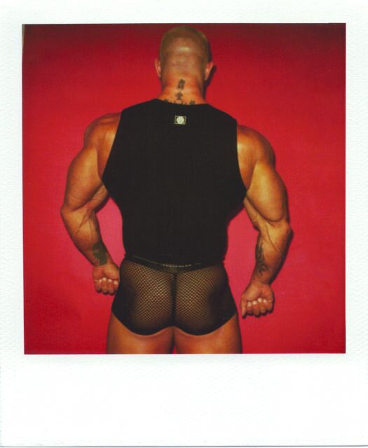 Le photographe et légende de la musique Michael Alago s'adresse à Gayety à propos de Polaroid Encounters, une nouvelle collection célébrant le désir queer avant les applications de rencontres.