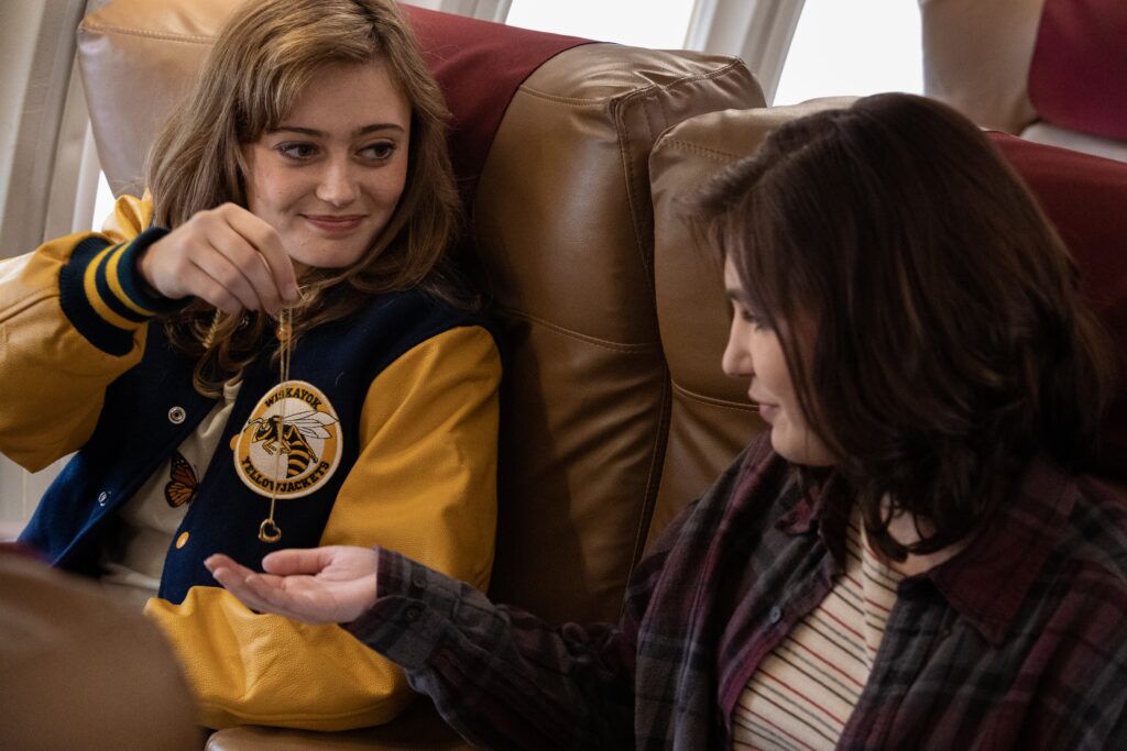 (De gauche à droite) : Ella Purnell dans le rôle de l'adolescente Jackie et Sophie Nélisse dans le rôle de l'adolescente Shauna dans YELLOWGICKETS, « Pilot ». Crédit photo : Paul Sarkis/SHOWTIME.