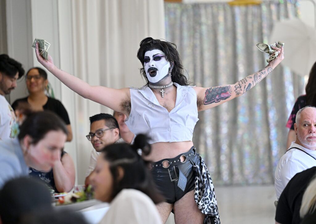 NEW YORK, NEW YORK - 20 JUIN : Showponii se produit lors du Survival of the Thickest x NYC Pride Drag Brunch le 20 juin 2026 à New York. (Photo de Roy Rochlin/Getty Images pour Netflix)