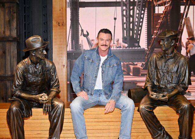 Luke Evans illumine l'Empire State Building pour célébrer la NYC Pride 2026 le 26 juin 2026 à New York.