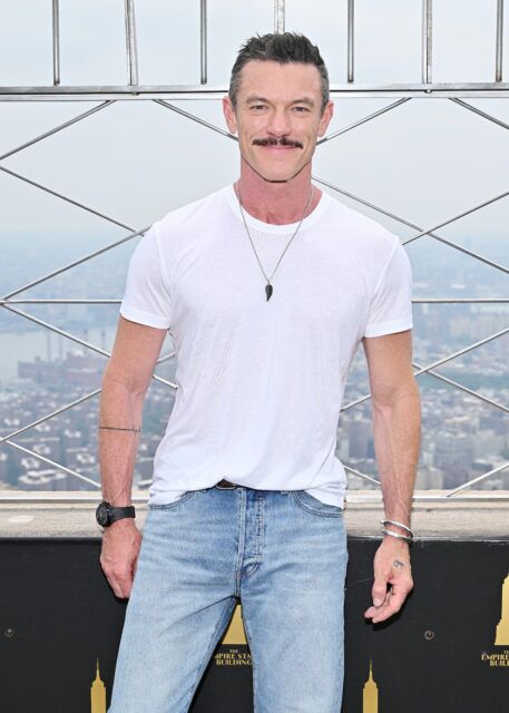 Luke Evans illumine l'Empire State Building pour célébrer la NYC Pride 2026 le 26 juin 2026 à New York.