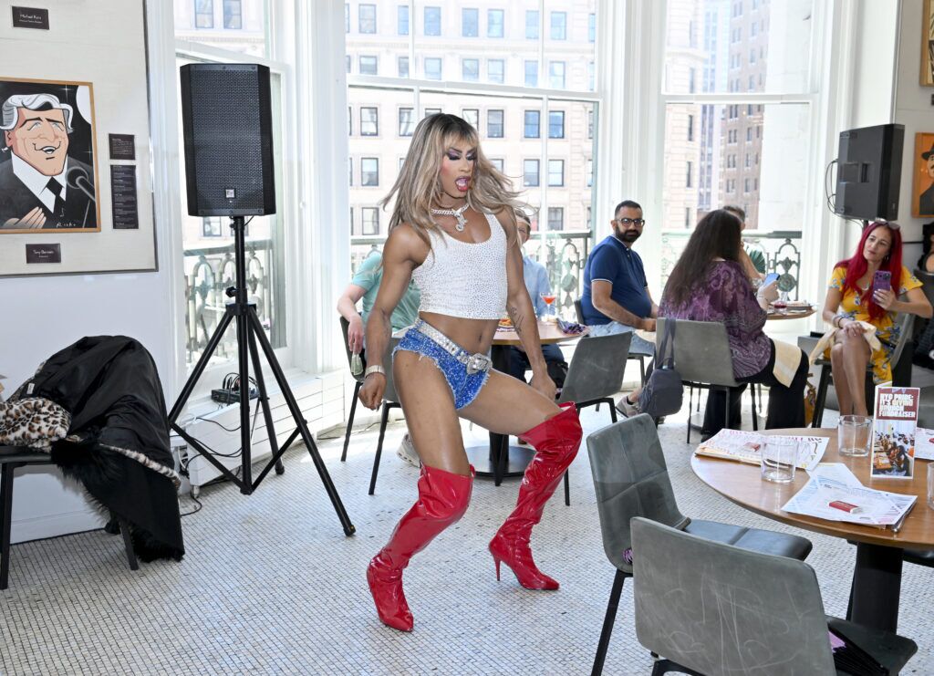 NEW YORK, NEW YORK - 20 JUIN : Moriah se produit lors du Survival of the Thickest x NYC Pride Drag Brunch le 20 juin 2026 à New York. (Photo de Roy Rochlin/Getty Images pour Netflix)