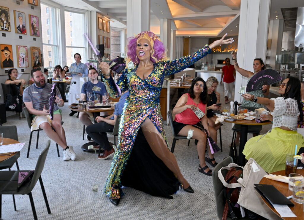 NEW YORK, NEW YORK - 20 JUIN : Peppermint participe au Survival of the Thickest x NYC Pride Drag Brunch le 20 juin 2026 à New York. (Photo de Roy Rochlin/Getty Images pour Netflix)