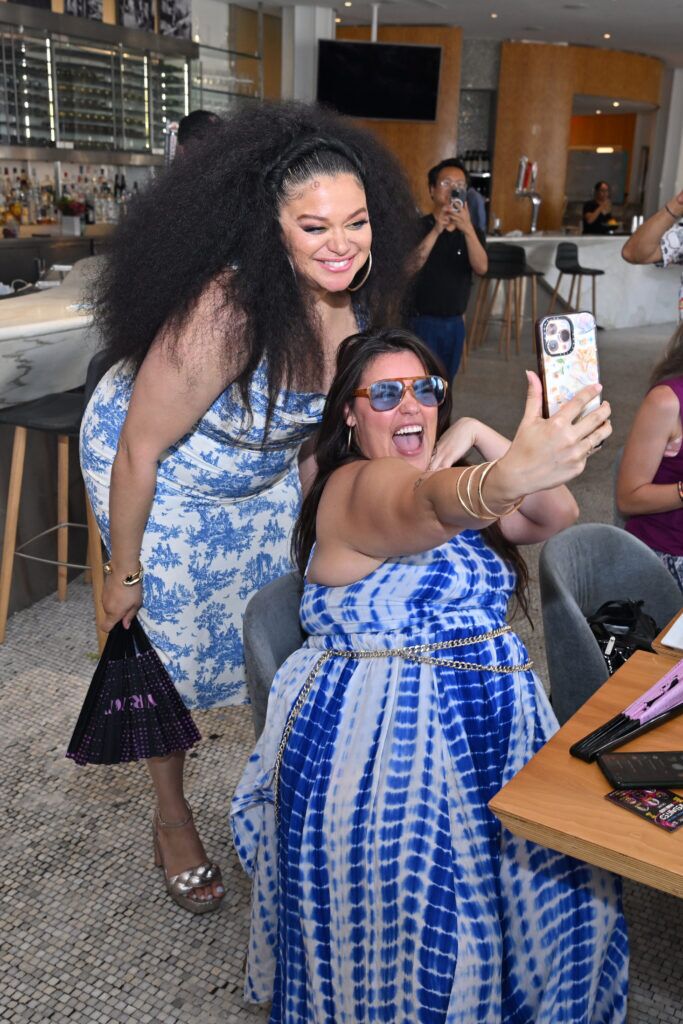 NEW YORK, NEW YORK - 20 JUIN : Michelle Buteau et Nikki Garza assistent au Survival of the Thickest x NYC Pride Drag Brunch le 20 juin 2026 à New York. (Photo de Roy Rochlin/Getty Images pour Netflix)