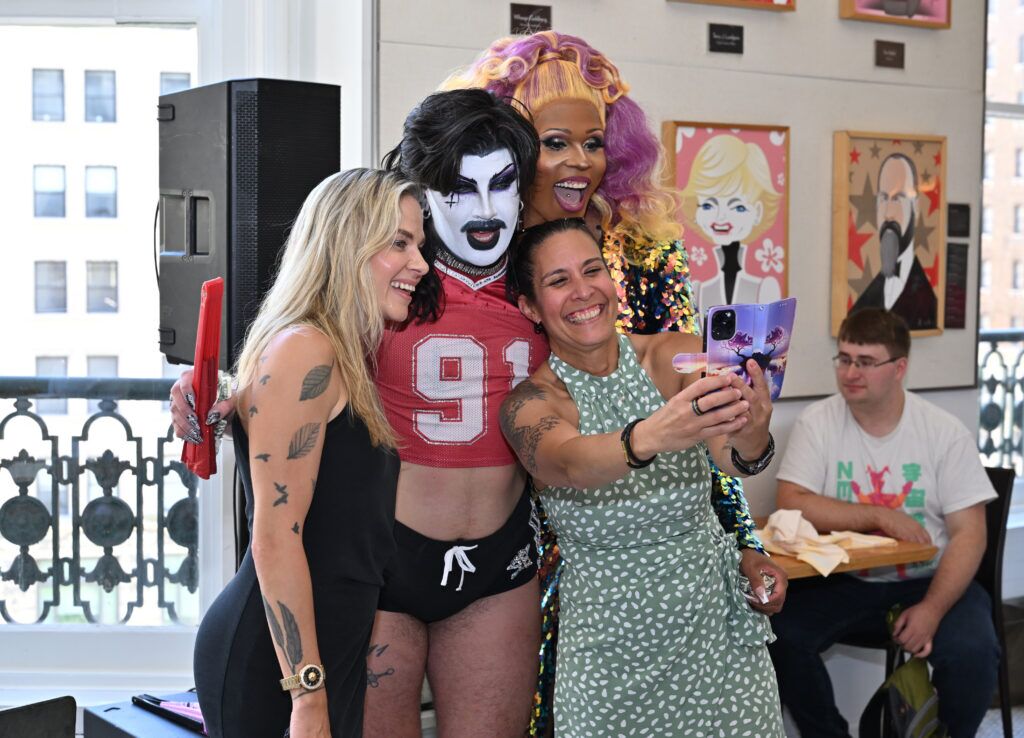 NEW YORK, NEW YORK - 20 JUIN : Showponii et Peppermint participent au Survival of the Thickest x NYC Pride Drag Brunch le 20 juin 2026 à New York. (Photo de Roy Rochlin/Getty Images pour Netflix)