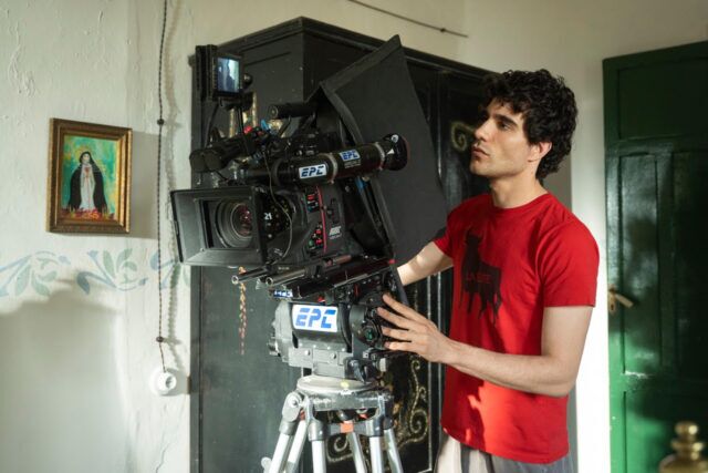 Le réalisateur/co-scénariste Javier Calvo (connu sous le nom de Los Javis) sur le tournage de La Bola Negra.
