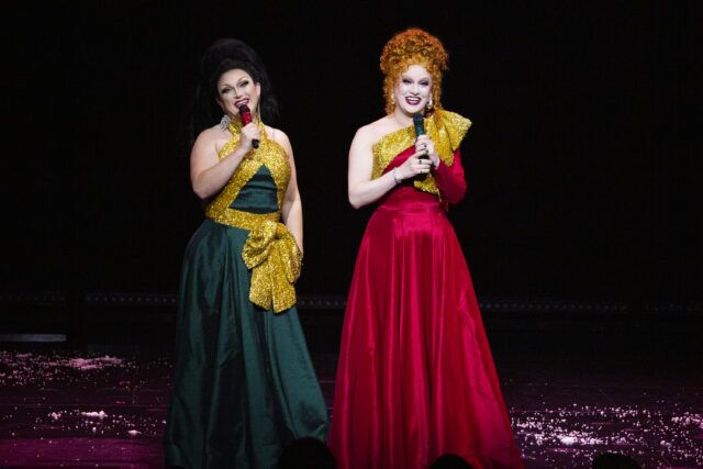 Jinkx Monsoon et BenDeLaCreme ramènent le Jinkx & DeLa Holiday Show pour 2026 avec une tournée de 30 villes, un nouveau livre de Noël et un nouveau chaos de vacances.