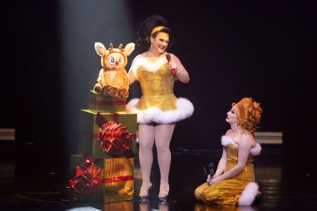 Jinkx Monsoon et BenDeLaCreme ramènent le Jinkx & DeLa Holiday Show pour 2026 avec une tournée de 30 villes, un nouveau livre de Noël et un nouveau chaos de vacances.