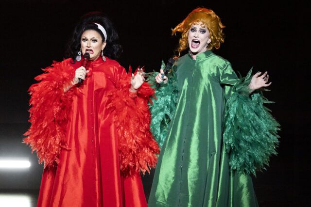 Jinkx Monsoon et BenDeLaCreme ramènent le Jinkx & DeLa Holiday Show pour 2026 avec une tournée de 30 villes, un nouveau livre de Noël et un nouveau chaos de vacances.
