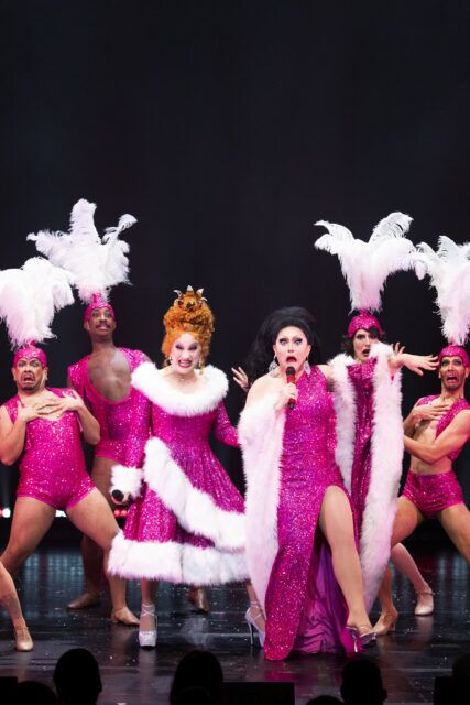 Jinkx Monsoon et BenDeLaCreme ramènent le Jinkx & DeLa Holiday Show pour 2026 avec une tournée de 30 villes, un nouveau livre de Noël et un nouveau chaos de vacances.