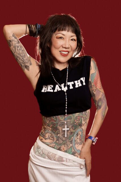 Margaret Cho recrée la séance photo emblématique de Madonna pour People en 1985, discute de son inspiration et taquine de nouveaux projets de tournée et de films avec Olivia Wilde et Charli XCX.
