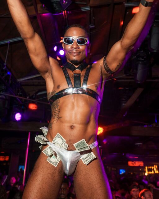 Oly Innes a célébré son anniversaire avec une fête sur le thème des lunettes de soleil à The Abbey avec Erika Jayne en tant que DJ, des danseuses go-go et une foule bondée de West Hollywood.