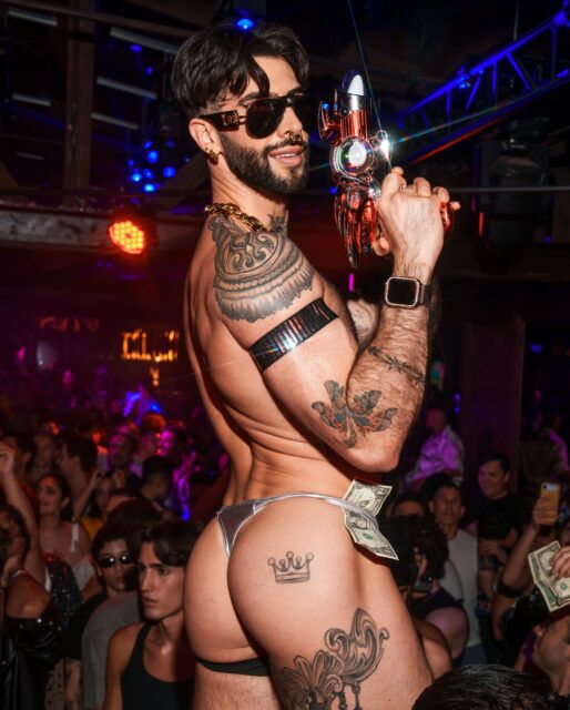 Oly Innes a célébré son anniversaire avec une fête sur le thème des lunettes de soleil à The Abbey avec Erika Jayne en tant que DJ, des danseuses go-go et une foule bondée de West Hollywood.