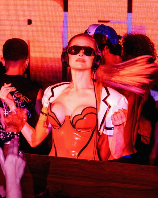 Oly Innes a célébré son anniversaire avec une fête sur le thème des lunettes de soleil à The Abbey avec Erika Jayne en tant que DJ, des danseuses go-go et une foule bondée de West Hollywood.