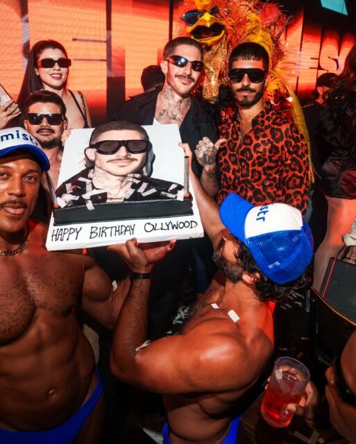 Oly Innes a célébré son anniversaire avec une fête sur le thème des lunettes de soleil à The Abbey avec Erika Jayne en tant que DJ, des danseuses go-go et une foule bondée de West Hollywood.