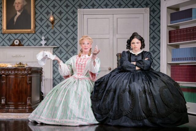 Bianca Leigh et Meg Stalter dans Oh, Mary !.