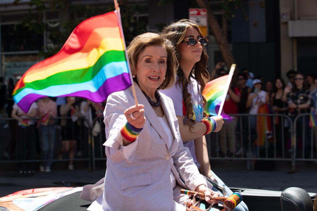 Ancy Pelosi descend Market Street lors du défilé de la fierté de San Francisco le 28 juin 2026 à San Francisco, en Californie. (Photo de Miikka Skaffari/Getty Images)