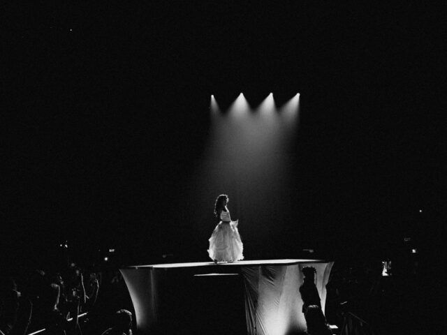 La tournée Art of Loving d'Olivia Dean a transformé Crypto.com Arena en une célébration intime de l'amour, de la musique et de la connexion.