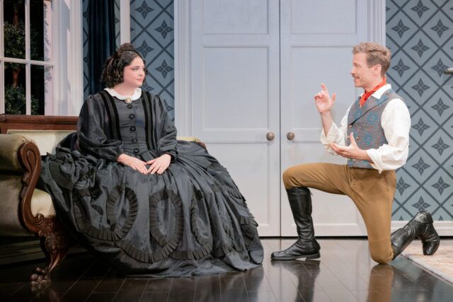 Meg Stalter et Barrett Foa dans Oh, Mary !.